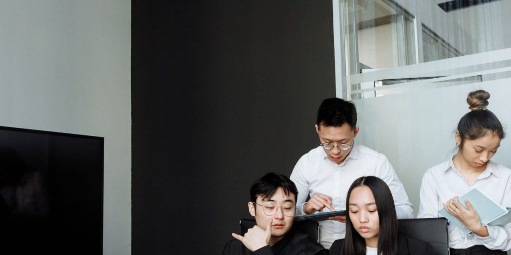 This article explains why two types of AI players—Limitless AI (builders of powerful foundation models) and Turing AI (makers of practical, business-ready tools...