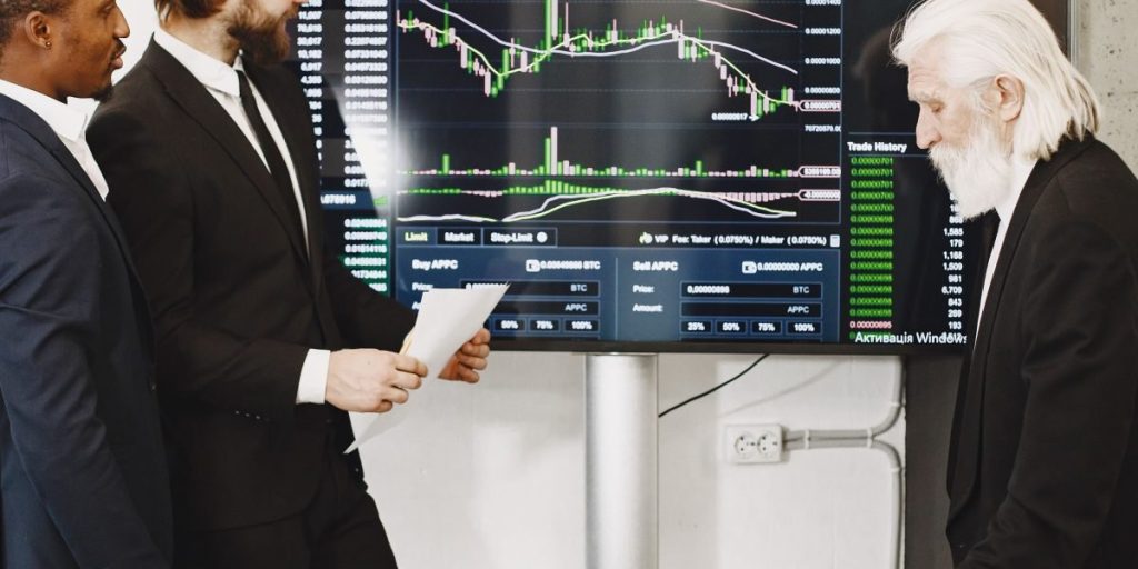 This guide explains how AI-powered small businesses can find, pitch, and secure private investors when traditional bank loans fall short. It reviews the 2025–20...