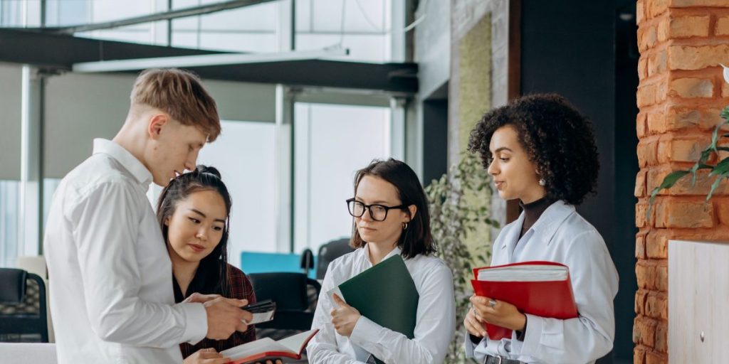 This article maps the 2026 AI funding landscape and gives practical guidance for investors in businesses who want to separate hype from durable opportunities. I...