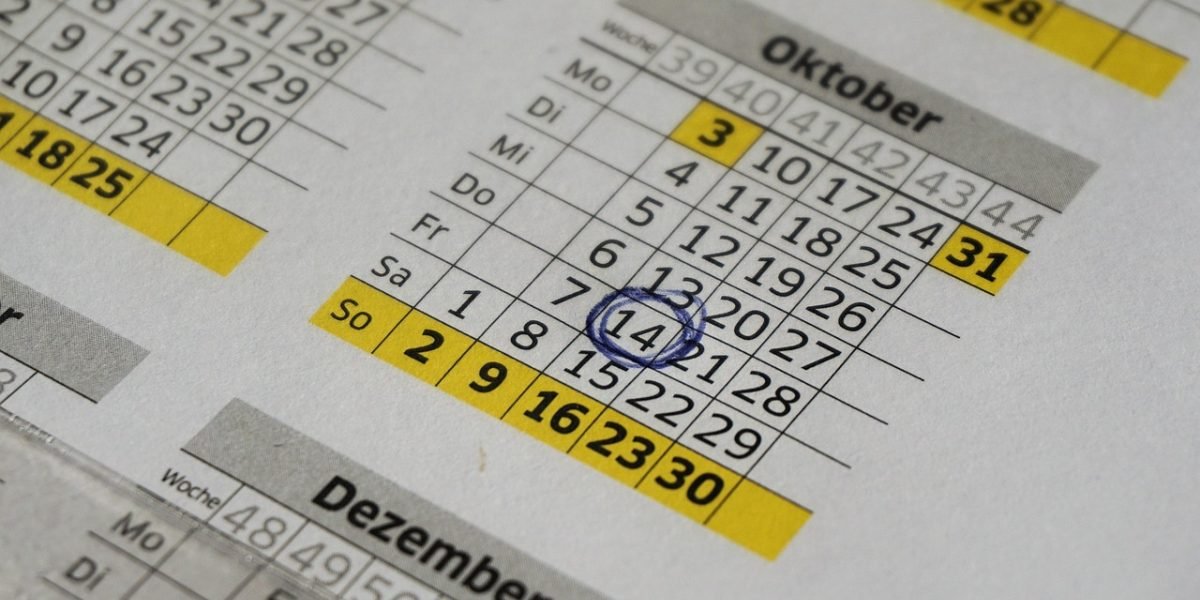 An investor proactively reviews a calendar to account for market holidays and early closures, preventing timing mistakes.
