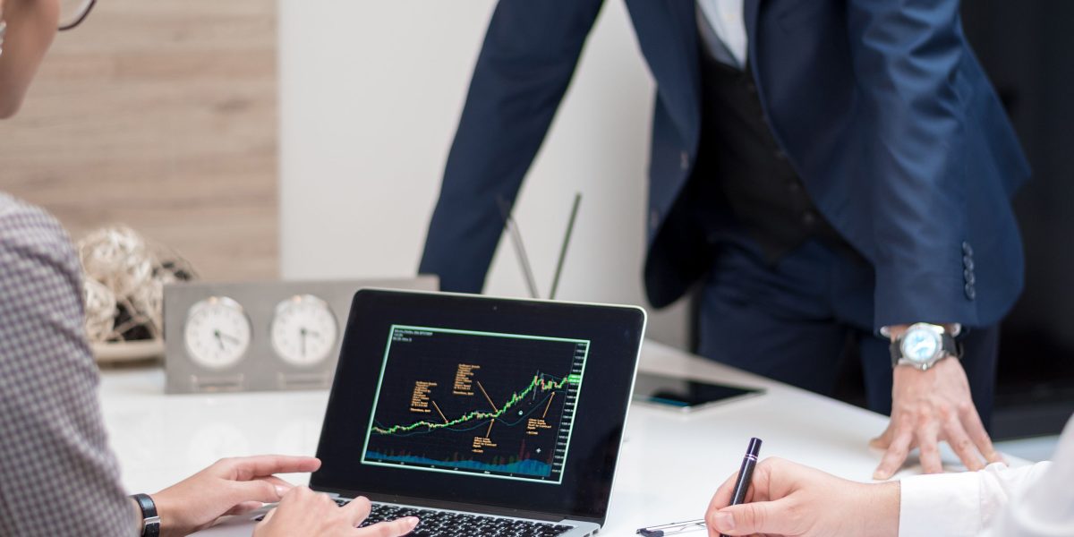 A team collaboratively discusses market shifts and emerging demands for specialized skills.
