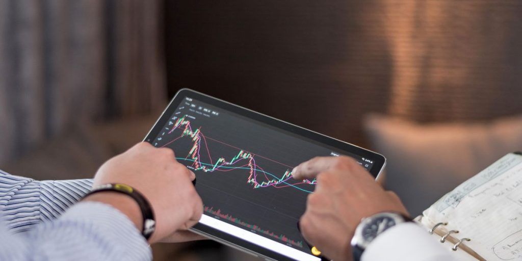 This guide explains how to drive capital into AI startups in 2026 by cutting through hype and focusing on the signals that matter. It reviews the current fundin...