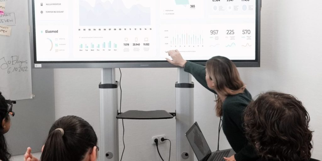 This article explains how senior leaders can build a practical AI roadmap that turns fast-moving AI trends into measurable business value. It shows how to start...